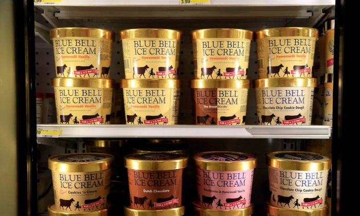 Des pots de crème glacée de la marque « Blue Bell » sur les étagères d'une épicerie d'Overland Park, au Kansas, le 21 avril 2015. (Jamie Squire/Getty Images)