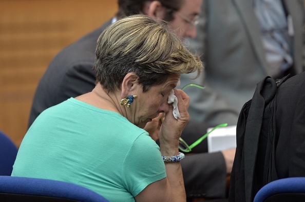 Viviane Lambert en pleurs après une audience dans l'affaire de son fils, Vincent. La Cour européenne des droits de l'homme a confirmé la décision d'un tribunal français de permettre à un homme en état végétatif d'être débranché de son système de survie.  (Photo : PATRICK HERTZOG/AFP/Getty Images)