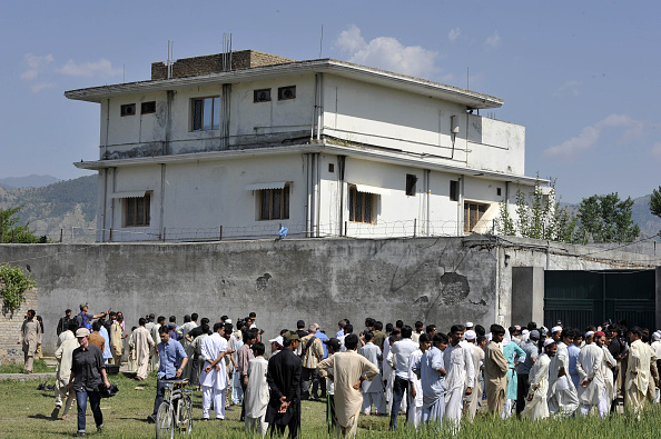 -Des membres des médias pakistanais et des habitants se rassemblent devant la cachette du leader d'Al-Qaïda, Oussama Ben Laden, après sa mort par les forces spéciales américaines dans une opération terrestre à Abbottabad le 3 mai 2011. Photo AAMIR QURESHI / AFP / Getty Images.