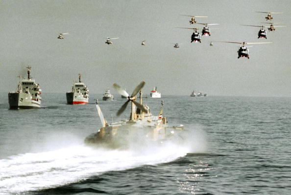 -Illustration- Des hélicoptères de l'armée iranienne et des navires de la Marine participent à des manœuvres dans le détroit d'Ormuz et la mer d'Oman. Photo/ STR AFP / Getty Images.