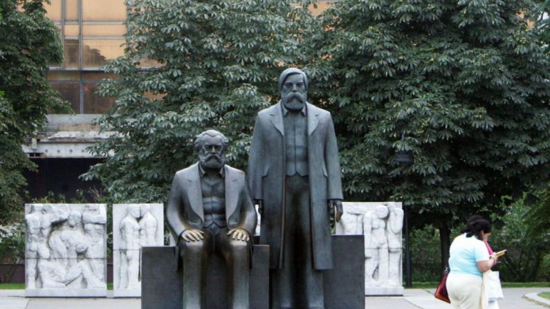 Une statue de Karl Marx et Friedrich Engels, les principaux architectes du communisme, devant le Palais de la République à Berlin, Allemagne. (John MacDougall/AFP/Getty Images)