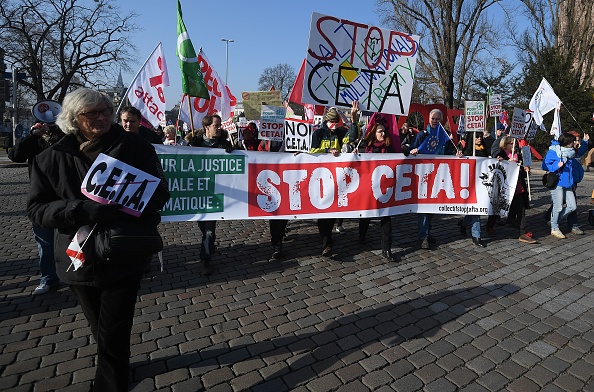 Des manifestants manifestent contre le Partenariat transatlantique pour le commerce et l'investissement (TTIP) et l'Accord économique et commercial global (AECG) UE-Canada le 15 février 2017, lors du vote au Parlement européen à Strasbourg.  (PATRICK HERTZOG/AFP/Getty Images)
