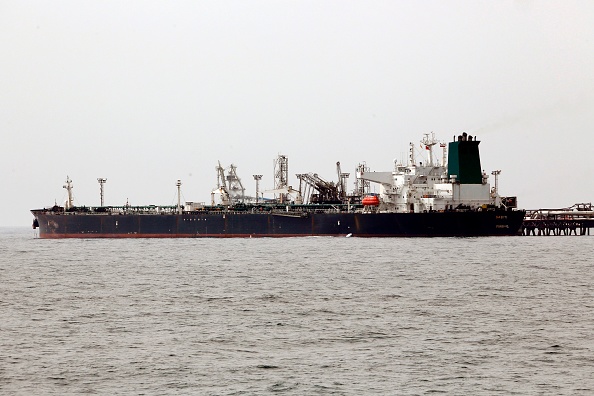 -Une photo prise le 12 mars 2017 montre un pétrolier iranien en cours d'accostage sur la plate-forme de l'installation pétrolière de l'île de Khark, sur la côte du Golfe. Photo ATTA KENARE / AFP / Getty Images.