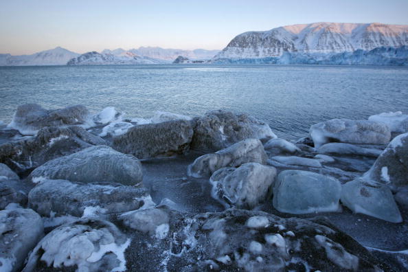 -Illustration- Le glacier le plus actif à Svalbard, a reculé d'environ 4,5 km en 30 ans. Selon Grigori Kouxine, expert de Greenpeace Russie, la suie et les cendres résultants des feu de forêt accélèrent la fonte des glaces de l'Arctique et celle du permafrost. Photo Hakon Mosvold Larsen / AFP / Getty Images.