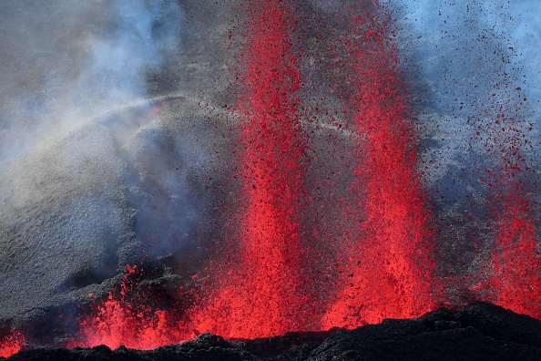 Situé au sud-est de la Réunion, le Piton de la Fournaise est l'un des volcans les plus actifs du monde.  (Photo :  RICHARD BOUHET/AFP/Getty Images)
