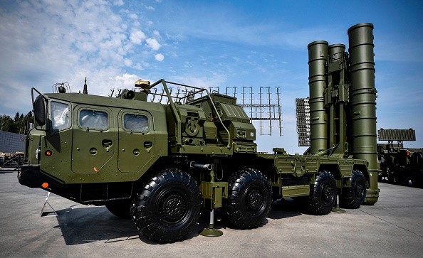 -Le système de lancement de missiles antiaériens russes S-400 est présenté sur le terrain de l'exposition à Kubinka Patriot Park, près de Moscou, le 22 août 2017, lors de la première journée du Forum militaro-technique international-2017. Photo ALEXANDER NEMENOV / AFP / Getty Images.
