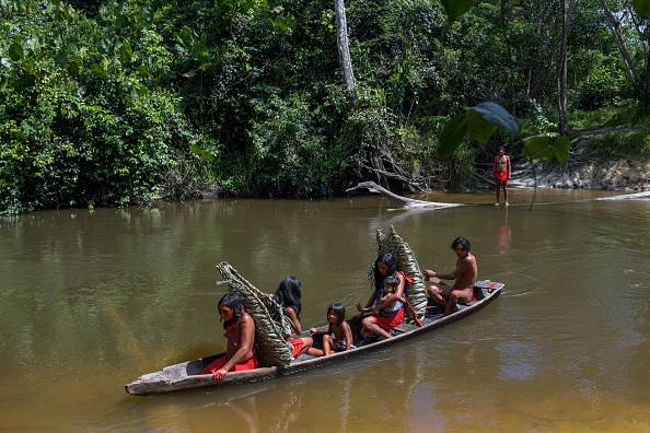 -Illustration. La tribu des Waiapi traversent la rivière Feliz en barque pour aller cueillir du manioc afin de préparer la Caxiri, une bière artisanale à base de manioc imbibée. Le 13 octobre 2017. Photo APU GOMES / AFP / Getty Images.