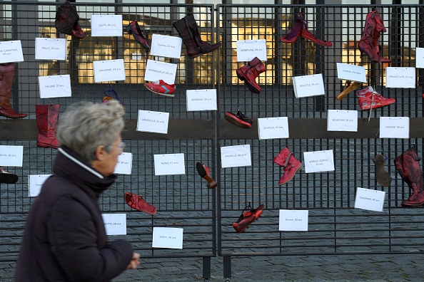Près du palais de justice de Nantes, Journée internationale pour l'élimination de la violence envers les femmes, 2017. Des chaussures peintes en rouge symbolisent des femmes victimes de violence domestique, de harcèlement, de viol, d'agression sexuelle ou de féminicide. (Photo : DAMIEN MEYER/AFP/Getty Images)