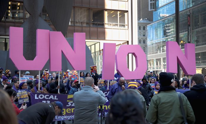 Les membres du Syndicat international des employés de service (UIES) lors d’un rassemblement à Chicago, États-Unis, le 26 février 2018 (Scott Olson/Getty Images)
