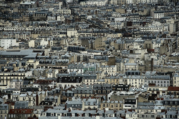 -Cette photo prise le 26 mars 2018 montre les toits de la colline de Montmartre à Paris. Photo de CHRISTOPHE ARCHAMBAULT / AFP / Getty Images.
