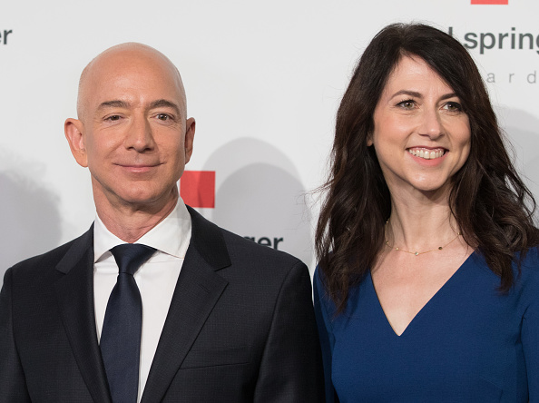 Le fondateur d'Amazon, Jeff Bezos, et son ex-épouse MacKenzie, ont finalisé leur divorce vendredi. (Photo : JORG CARSTENSEN / dpa / AFP)      