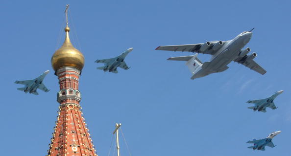 -Illustration. Un avion russe A-50 et des chasseurs Su-27 survolent le Kremlin près de la Place Rouge à Moscou. Ces mêmes avions ont survolé l'espace aérien revendiqué à la fois par la Corée du Sud et le Japon. Photo Alexey SAZONOV / AFP / Getty Images.