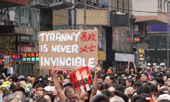 Protestation du 16 juin. On peut lire sur la pancarte d'un manifestant "la tyrannie n'est jamais invincible". (Yu Gang/The Epoch Times)