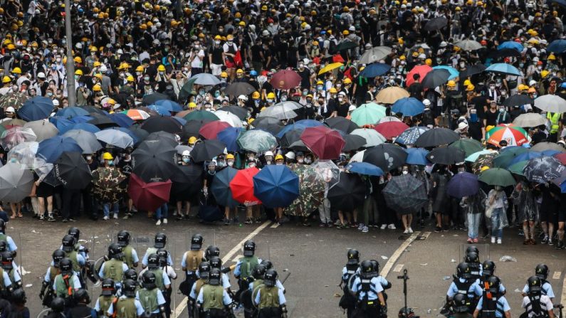 Affrontements entre manifestants et forces de police le 12 juin, à Hong Kong. (DALE DE LA REY/AFP/Getty Images)