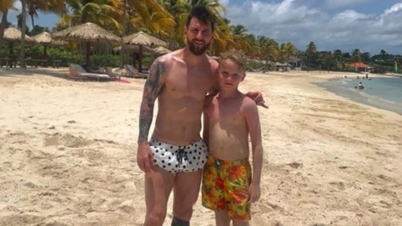 Lionel Messi, star du football, pose pour une photo avec Mackenzie O'Neill, 11 ans, pendant des vacances en famille à Antigua. (Courtesy Anna O'Neill via CNN) 
