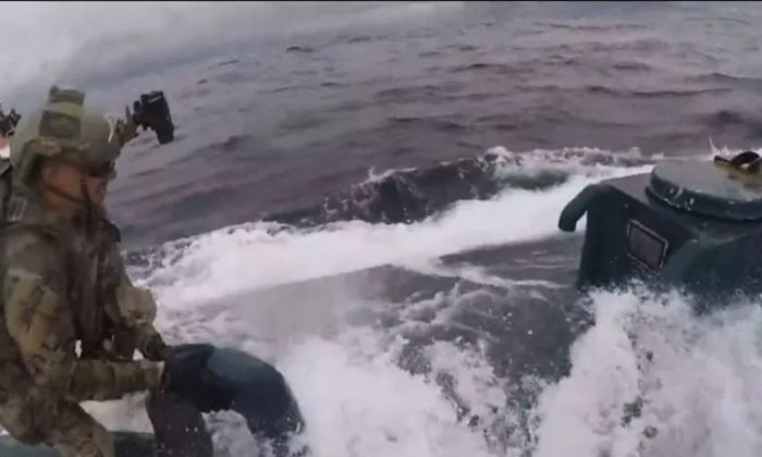 Le 18 juin 2019, un membre de la Garde côtière américaine intercepte un « sous-marin narcotique » présumé dans les eaux internationales de l'océan Pacifique Est. (U.S. Coast Guard)