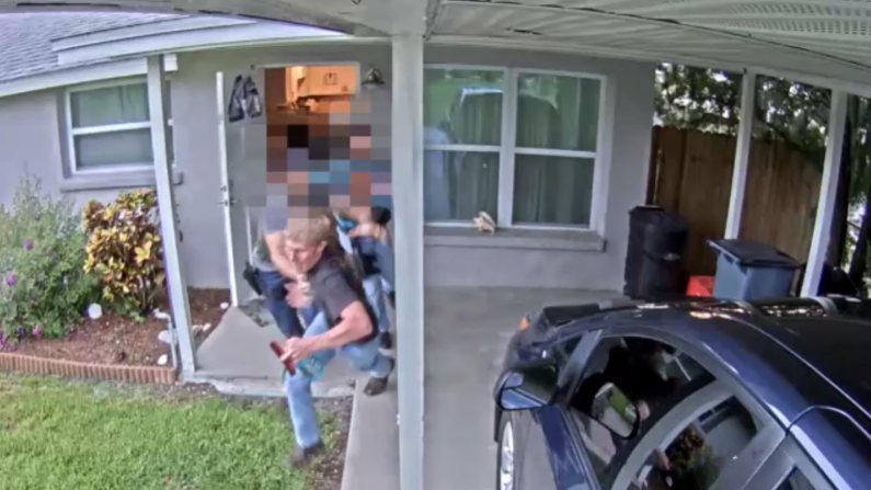 Séquence de l'enregistrement vidéo d'une caméra de police lors de l'arrestation. (Sarasota Sheriff Office)