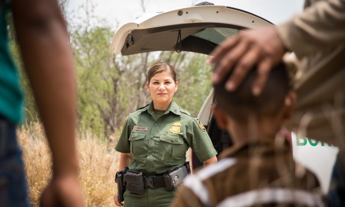 Marlene Castro, agente de la patrouille des frontières, s'entretient avec un groupe d'immigrants illégaux qui viennent de traverser le Rio Grande, arrivant depuis le Mexique aux États-Unis, le 26 mai 2017. (Benjamin Chasteen/The Epoch Times)