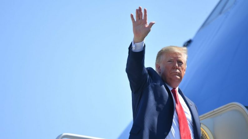 Le président Donald Trump s'embarque pour Air Force One au départ de la base aérienne Andrews dans le Maryland le 12 juillet 2019. (Mandel Ngan/AFP/Getty Images) 