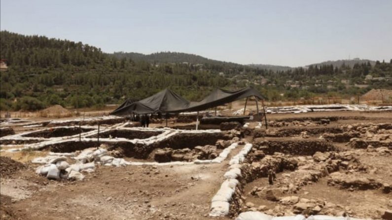 Une photographie prise le 16 juillet 2019 montre une vue partielle d'une colonie datant du néolithique découverte lors de fouilles archéologiques par l'autorité des antiquités israéliennes près de Motza Junction, à environ 5 km à l'ouest de Jérusalem. (Gali Tibbon / AFP / Getty Images)