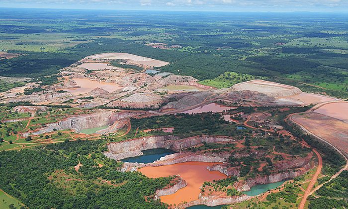 Vue aérienne des indurties minières de Pantanal, dans l'État de Mato Grosso, au Brésil. (Carl De Souza/AFP/Getty Images)