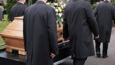 Un mari engage des tueurs à gages pour tuer son épouse; le jour des funérailles, il est pétrifié quand une «personne inattendue» se présente devant lui