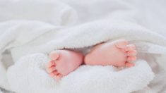 Un bébé de 3 mois meurt après que sa mère l’a laissé tomber pendant une bagarre avec une autre femme