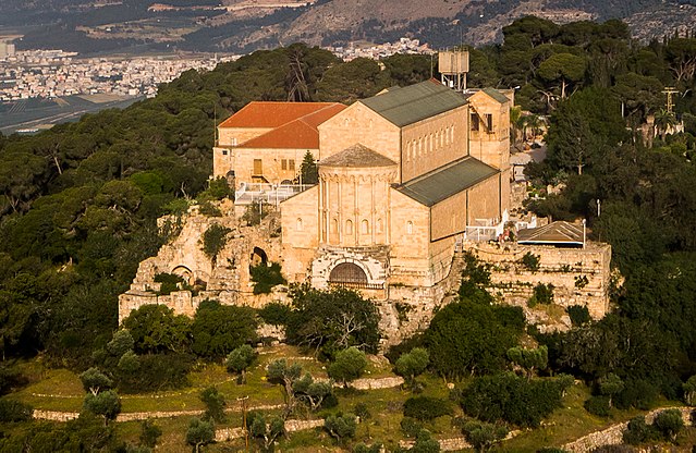 -La basilique de la Transfiguration est une basilique franciscaine sur le Mont Thabor en Terre sainte en Galilée. Photo Wikipédia de Liorca.
