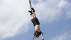 Une vidéo renversante montre la chute libre d’un homme lors d’un saut à l’élastique après la rupture de la corde