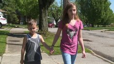 Une fille de 11 ans voit un homme attraper son petit frère, sa rapidité d’esprit le sauve de l’enlèvement