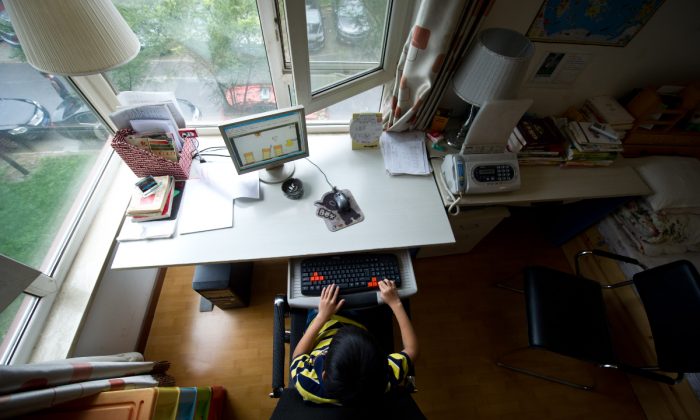 Un garçon utilisant un ordinateur dans sa chambre en Chine. (Ed Jones/AFP/GettyImages)