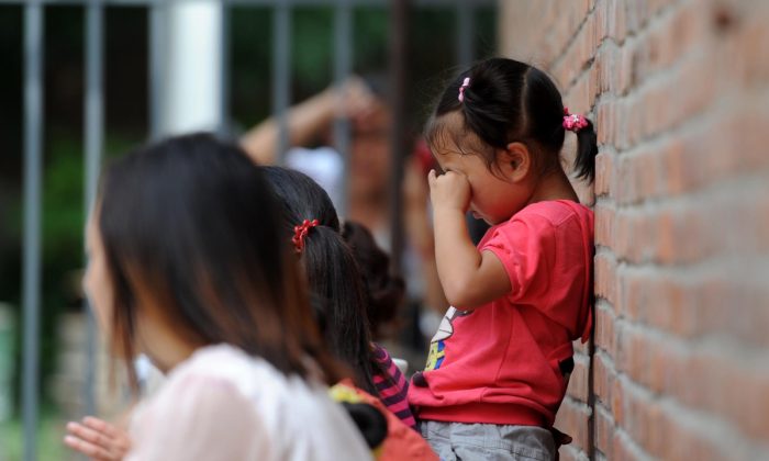 Une fillette pleurant à l'extérieur d'une école.(STR/AFP/Getty Images)
