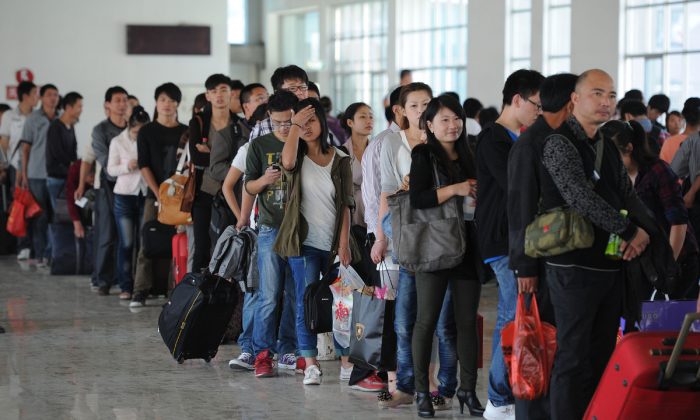 Les passagers font la queue dans une gare en Chine. (AFP/AFP/GettyImages)