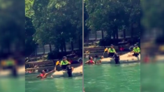 Une vidéo virale montre des plaisanciers texans essayant de boire leur alcool confisqué avant que la police ne le jette dans la rivière