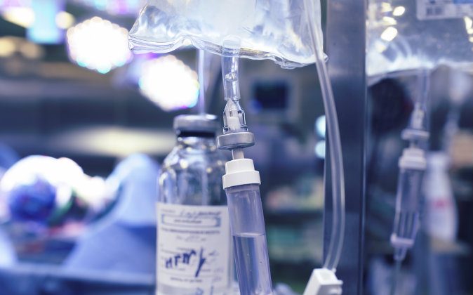 Une photo d'un sac intraveineux dans un hôpital. Le processus qui consiste à mettre les gens dans un état où l’animation est suspendue consiste à pomper une solution saline dans le corps pour remplacer le sang. (Shutterstock*) ROYAUME-UNI