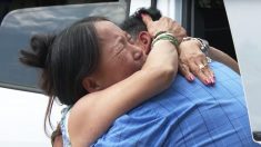 Vidéo : une mère séparée de son fils après sa naissance le retrouve 47 ans plus tard – leurs retrouvailles sont stupéfiantes