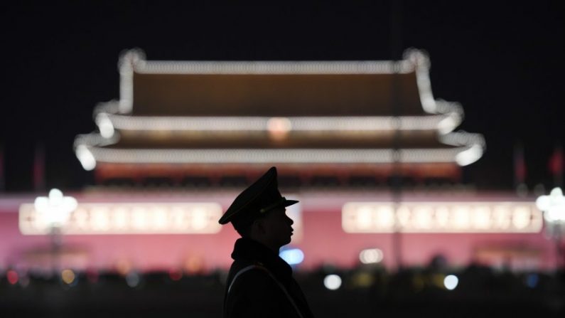 Un policier paramilitaire monte la garde sur la place Tiananmen à Pékin le 11 mars 2018. (Greg Baker/AFP/Getty Images)