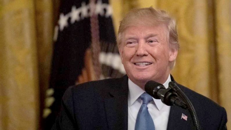 Le président Donald Trump sourit en parlant des politiques environnementales de son administration à la Maison-Blanche à Washington, DC, le 8 juillet 2019. (Nicholas Kamm/AFP/Getty Images)