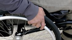 Lyon : un homme en fauteuil roulant demande aux jeunes de faire moins de bruit, il est roué de coups