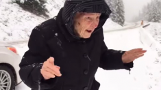 Vidéo : Cette dame de 101 ans sait exactement quoi faire en cas de tempête de neige !