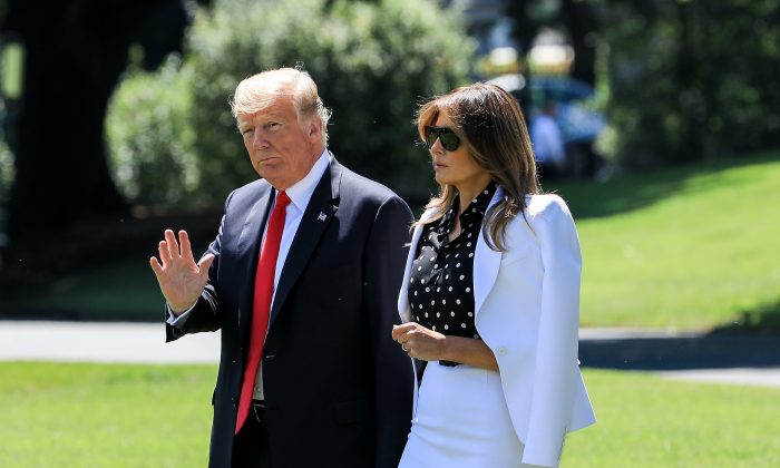 Le président Donald Trump et la Première dame Melania Trump marchent sur la pelouse sud pour monter à bord du Marine One à la Maison-Blanche à Washington le 24 août 2018. (Samira Bouaou/The Epoch Times)