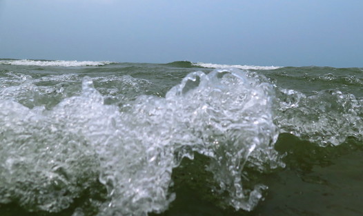 Une vague de plus de trois mètres de haut a frappé les nageurs qui se baignaient dans la piscine à vagues.(Photo d'illustration : Pixabay)