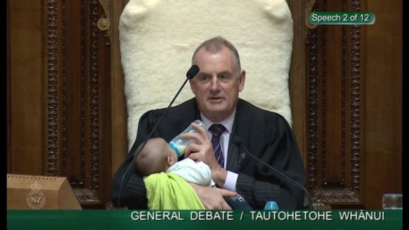Le Président du Parlement néo-zélandais, Trevor Mallard, n'a pas hésité à bercer le bébé d'un député dans ses bras depuis sa chaise et même à lui donner le biberon pendant une session parlementaire, un comportement qui lui a valu des éloges sur les réseaux sociaux (EFE/EPA/ PARLEMENT NÉO-ZÉLANDAIS)