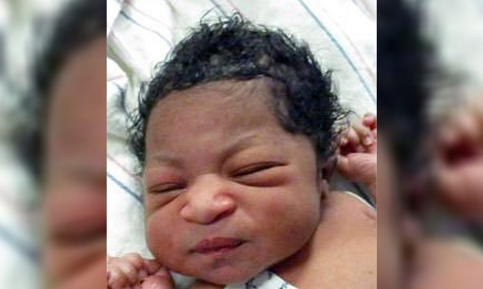 Ce nouveau-né a été trouvé sans surveillance à Englewood, en Pennsylvanie, le 30 juillet 2019. (Upper Darby Police Department/Twitter)