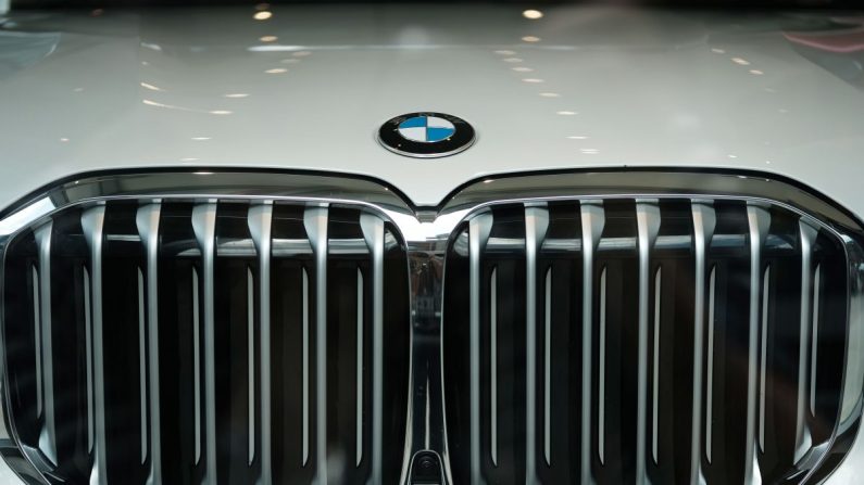 Une BMW dans un showroom à Manhattan, New York, le 1er août 2019. (Spencer Platt/Getty Images)