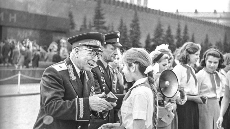 Des enfants reçoivent leurs cartes de membres du camp Komsomol le 19 mai 1968. L'Union soviétique aurait utilisé ce camp pour mener des expériences de pédophilie.(RIA NOVOSTI ARCHIVES)