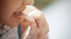 Une jeune fille a dû se faire amputer le pouce après que l’habitude de se ronger les ongles a causé un cancer