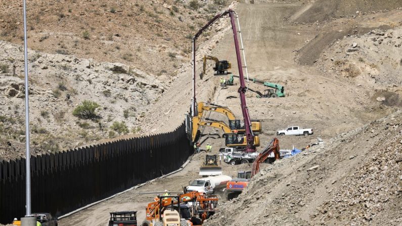 Construction d'un kilomètre de mur sur la frontière mexicaine, le 30 mai 2019. (Charlotte Cuthbertson/The Epoch Times)