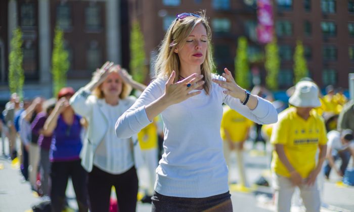 Des pratiquants de Falun Gong méditent à Union Square à New York pour célébrer la Journée mondiale du Falun Dafa le 12 mai 2016. (The Epoch Times)