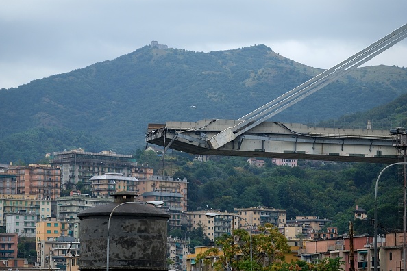 Photo prise à Gênes le 14 août 2018 montrant une vue du pont Morandi, après qu'un de ses tronçons s'est effondré, faisant des dizaines de victimes. (Photo ANDREA LEONI / AFP / Getty Images)